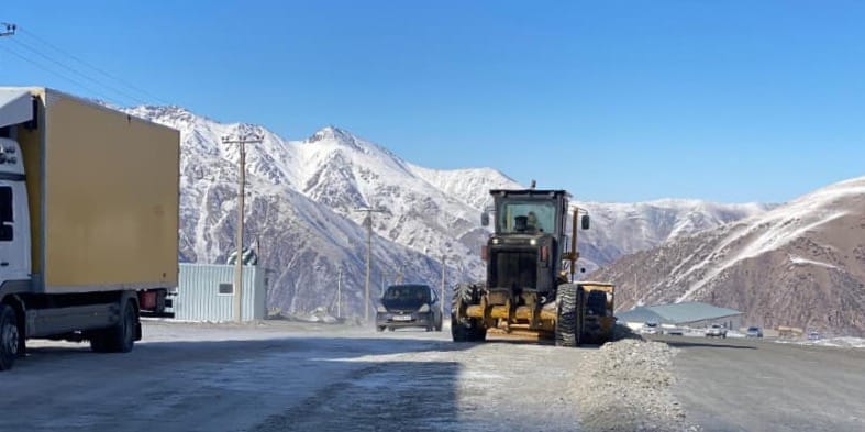 На перевале Тоо-Ашуу трассы Бишкек — Ош заменят защитные парапеты и 16 км дорожного полотна изображение публикации