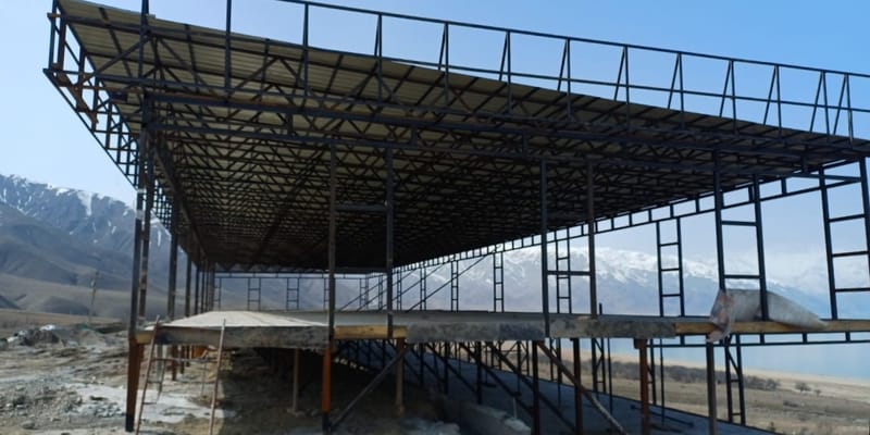 Инспекция Госстроя на строящемся объекте в Джалал-Абадской области.