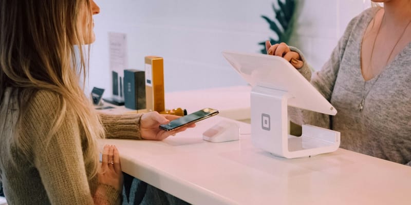 Кассовый аппарат (ККМ) в торговой точке Бишкека.