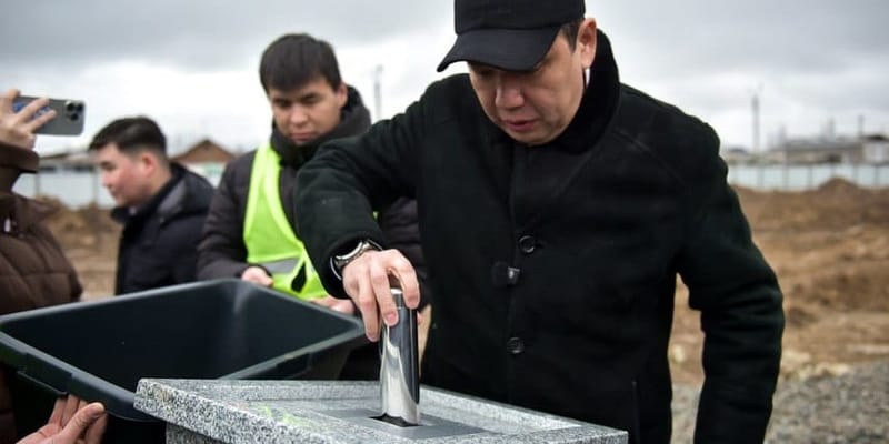 В жилмассиве Ак-Бата в Бишкеке заложили капсулу под новый корпус школы №43 изображение публикации