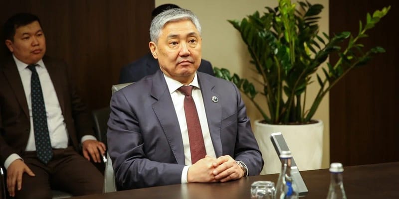 Глава кабмина Кыргызстана представил Алмаза Бакетаева коллективу Нацбанка изображение публикации