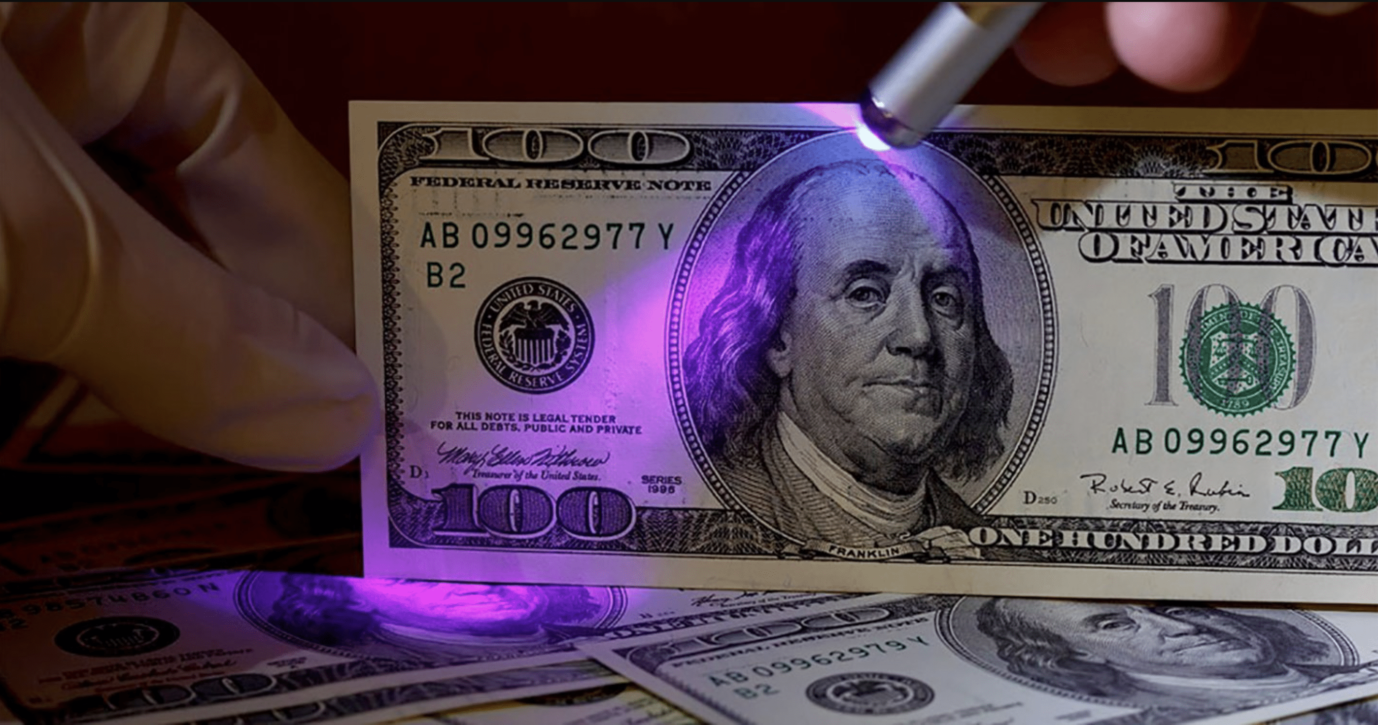 В Бишкеке пытались сбыть фальшивые доллары на сумму $15 тысяч