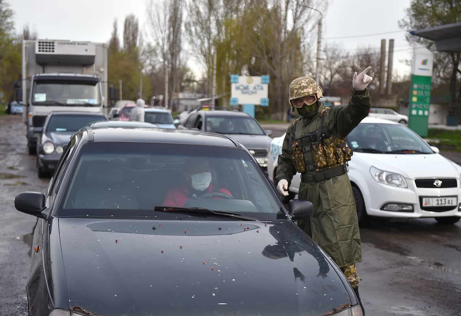 Этой ночью в Бишкеке начнут убирать блокпосты