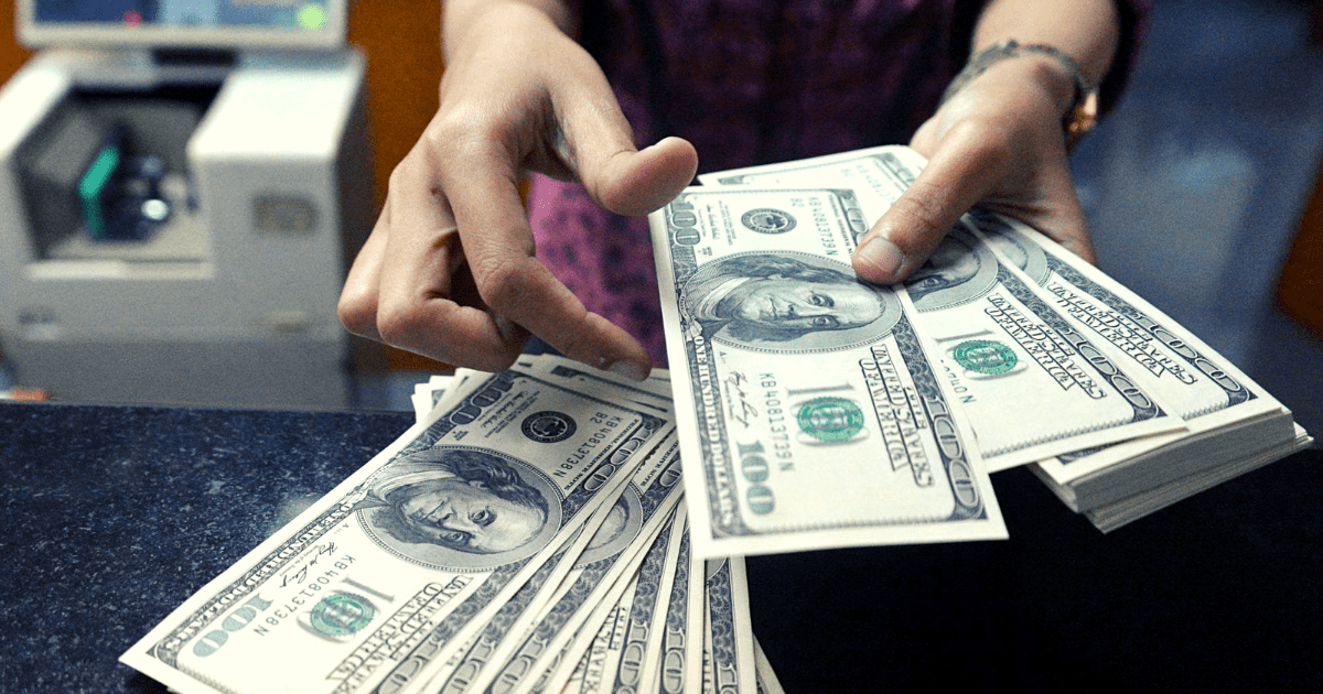 Доллар продают по 75.20 сома. За сутки курс вырос на 0.3 сома