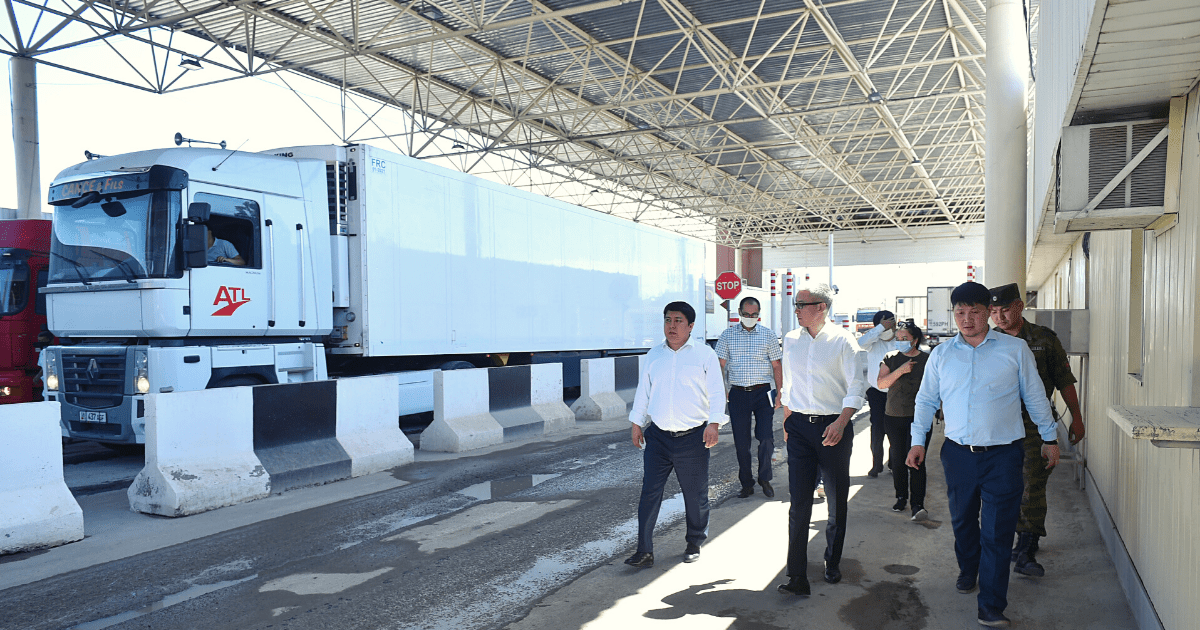 Проверка: Казахстан пропускает на границе в 3 раза меньше машин, чем Кыргызстан