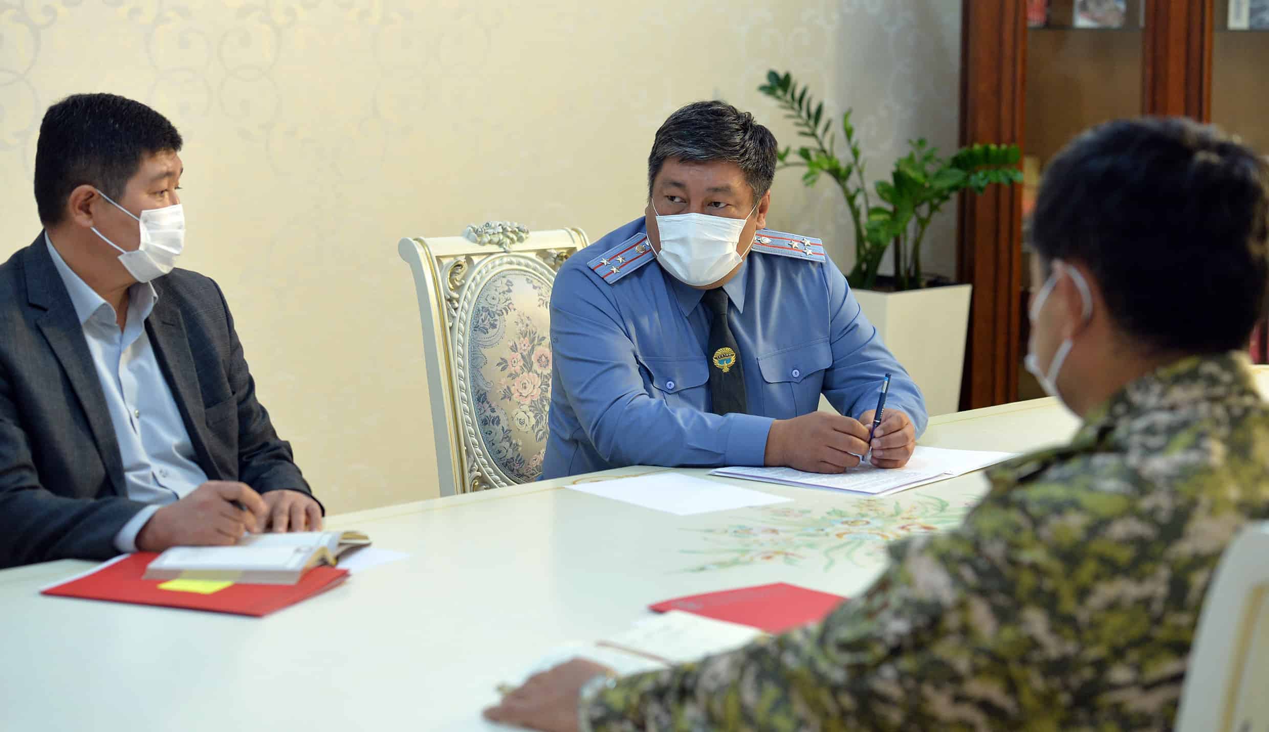 Комендант Бишкека предложил президенту продлить режим ЧП