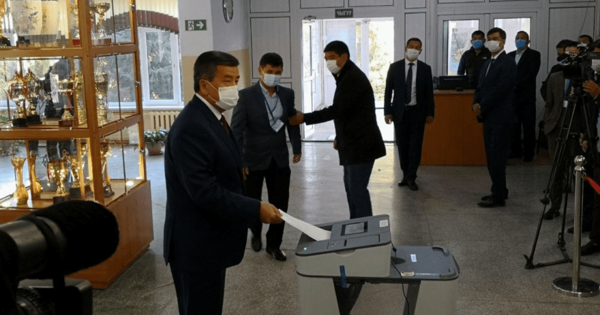 Сооронбай Жээнбеков проголосовал на выборах депутатов ЖК КР