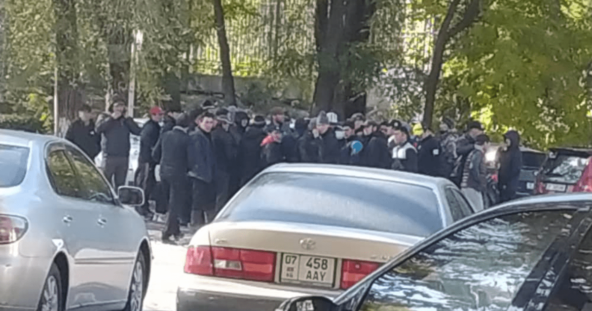 Атаку 200 неизвестных на «Кыргызкомур» отбили Эльвира Боромбаева и 10 дружинников