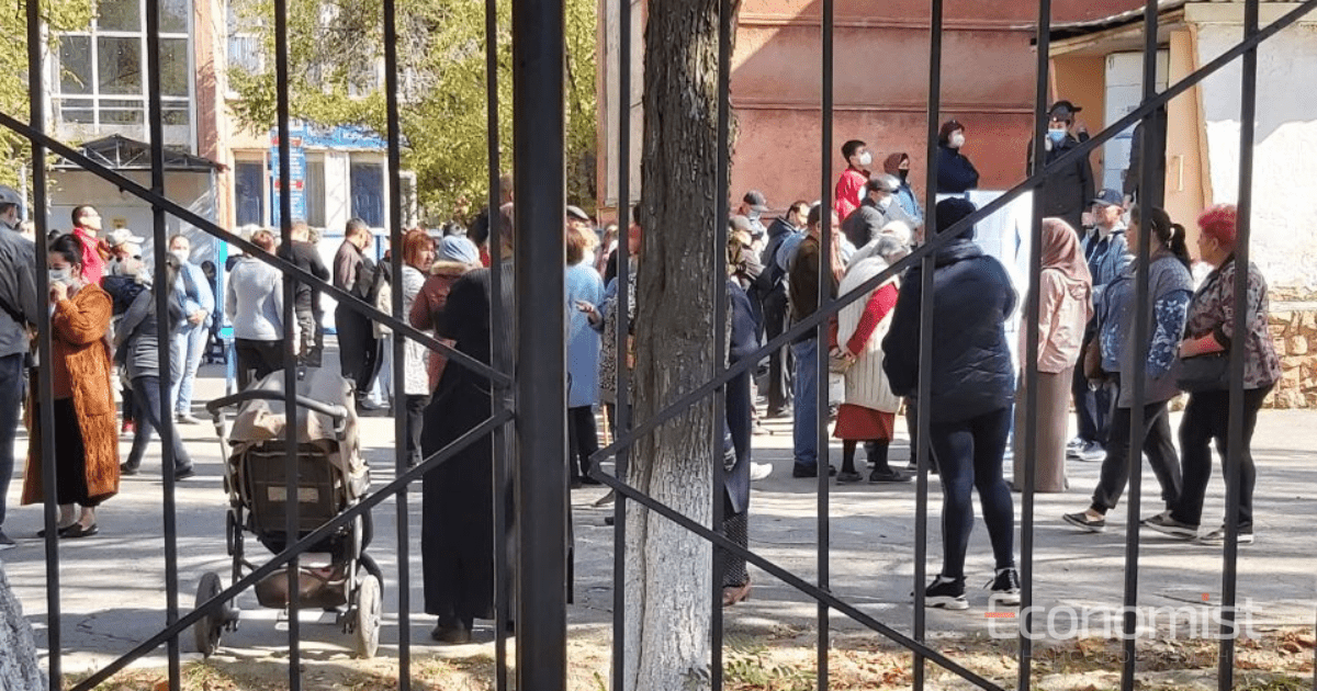 Наблюдатели: на каждом втором избирательном участке очереди. Это небезопасно