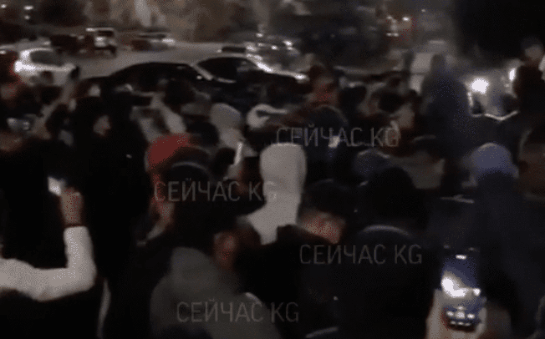 В Караколе начинается митинг, собралось около 100 человек. ВИДЕО