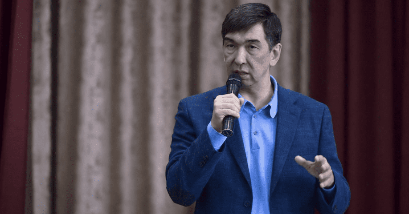 #вернитеСуракматова: Сотрудники мэрии Бишкека собираются на митинг в поддержку подавшего в отставку мэра