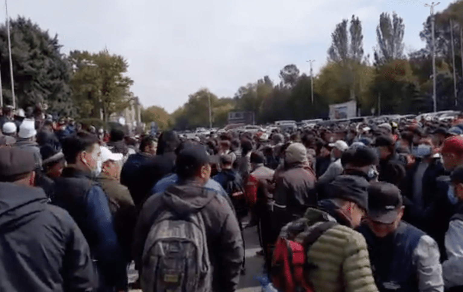 У здания правительства собрались сторонники и противники Садыра Жапарова