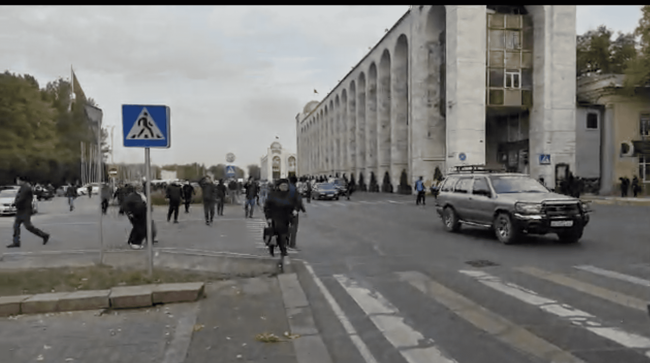 На площади начались провокации. Сторонники Садыра Жапарова и митингующие кидают  камни друг в друга. ФОТО