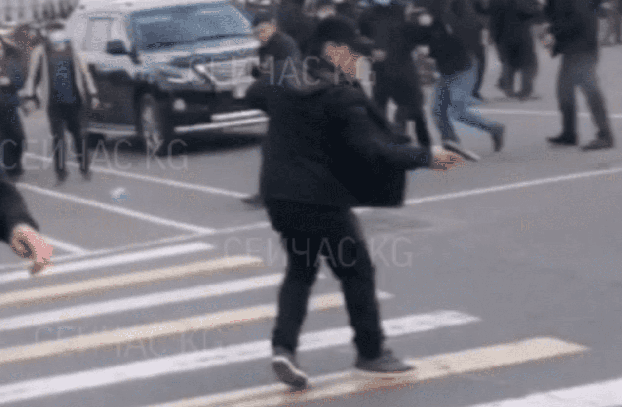 В сеть попало видео, где стреляют в машину Атамбаева
