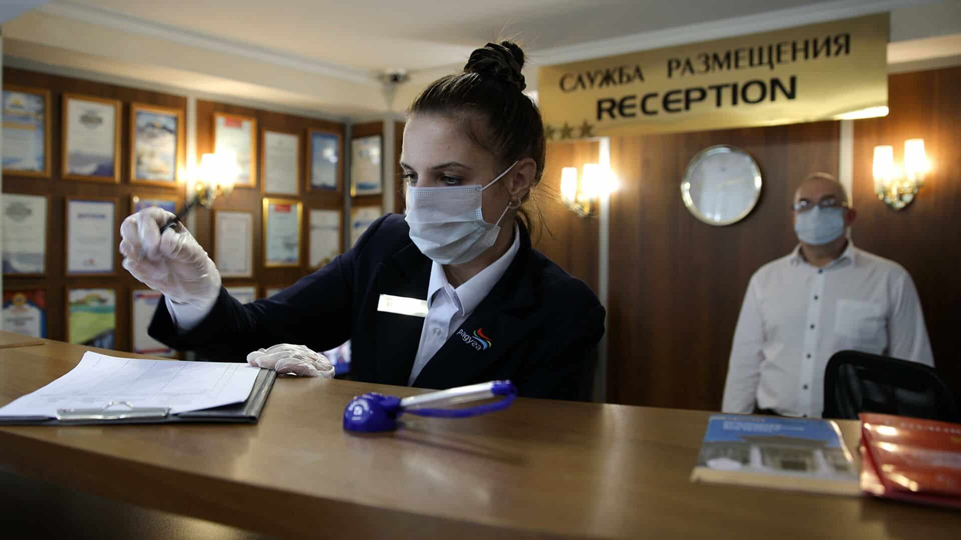 Гостиницы и рестораны наиболее пострадали от распространения COVID-19