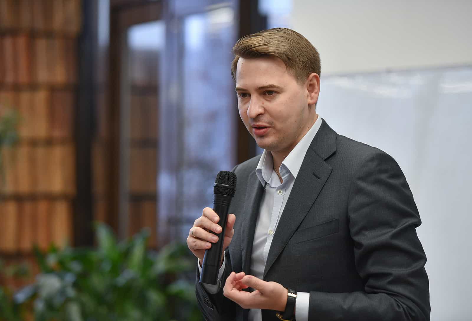 Новиков: Правительственная молодежная политика не востребована среди молодежи