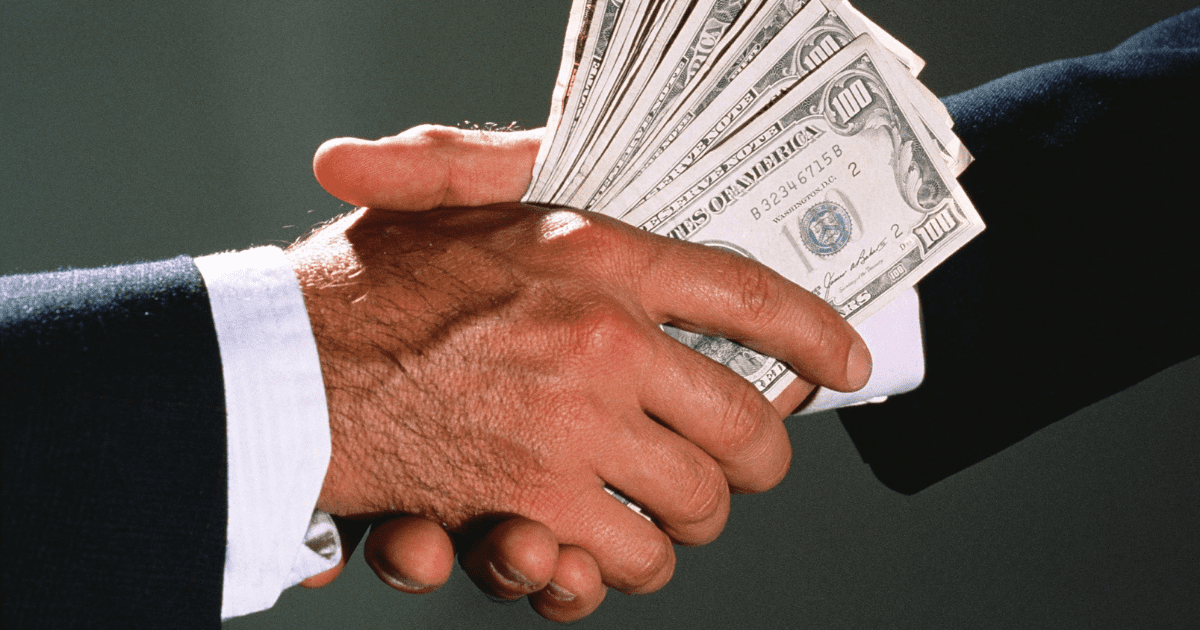 Генпрокуратура: Минздрав заключил невыгодные контракты на более $1 млн