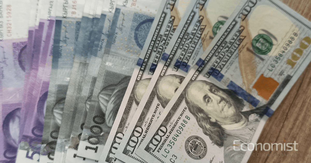 Курс доллара в Кыргызстане держится на уровне 97-98 сомов