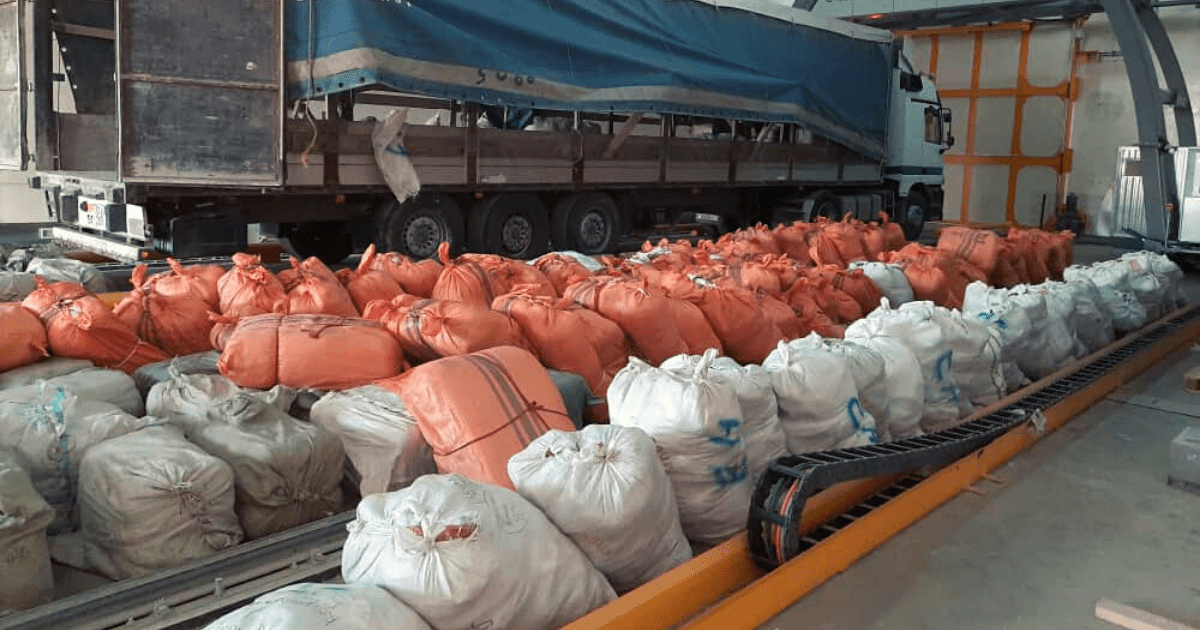 В Кыргызстан пытались незаконно ввезти большую партию одежды из Пакистана. ФОТО