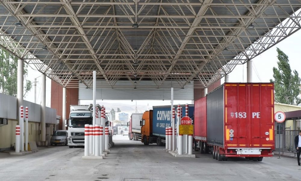 Марипов обсудил с послом Казахстана скопление грузовиков на границе