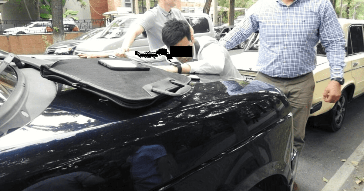 Вымогали деньги, прикрываясь братом президента — ГКНБ задержал двух мужчин