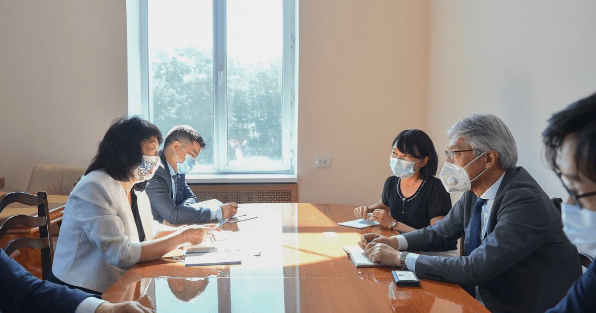 Власти КР попросили у Японии 1.1 млн доз вакцин от коронавируса