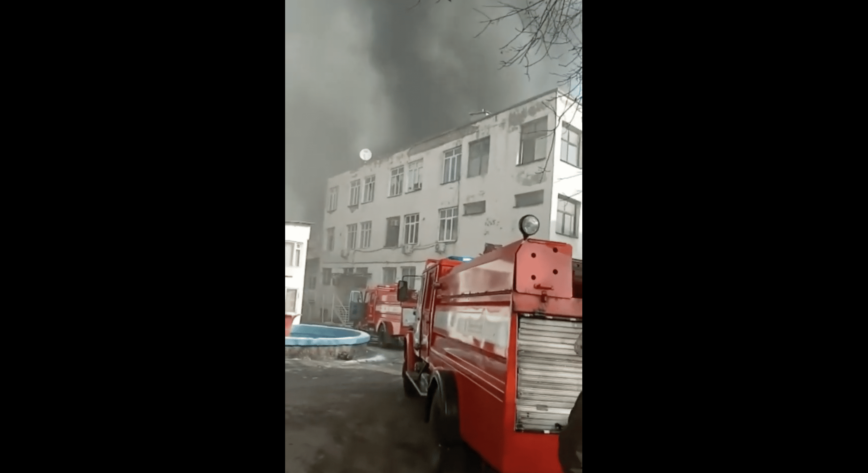 В Бишкеке горит завод по производству пластика