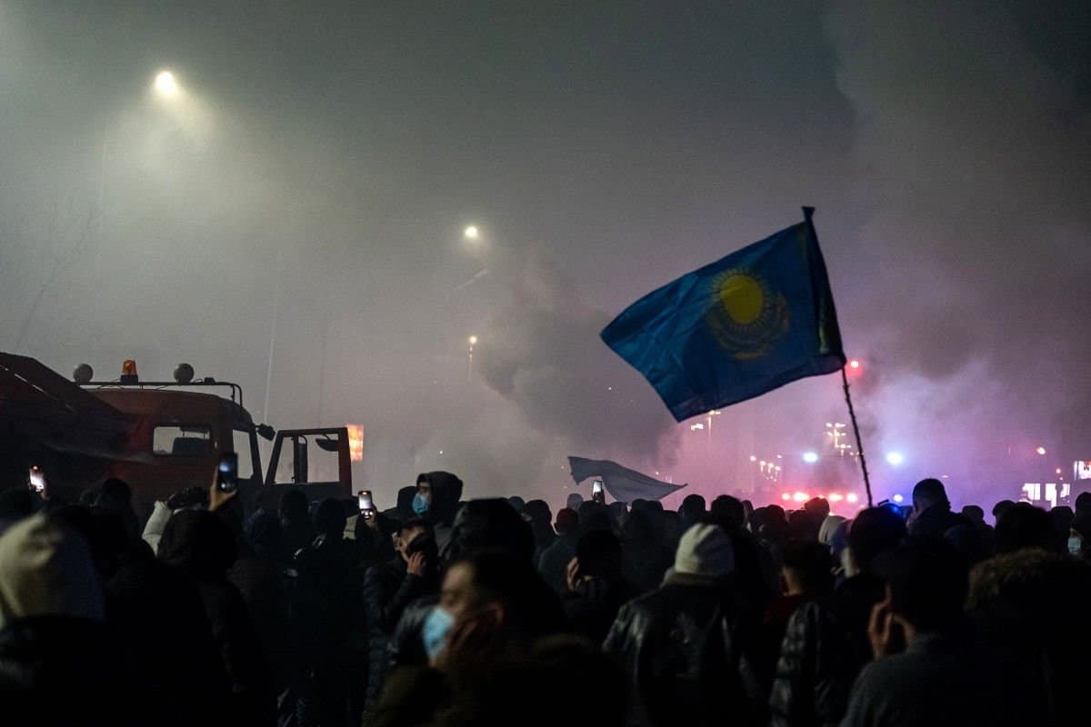 ГКНБ: Кыргызстанцы могли случайно оказаться на улице и быть задержанными