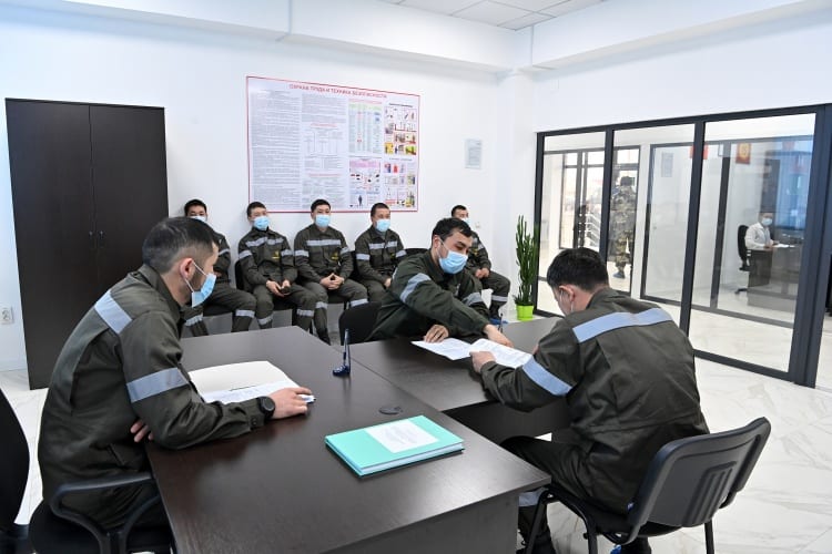 Садыр Жапаров рассказал энергетикам о планах по повышению с 1 апреля зарплат