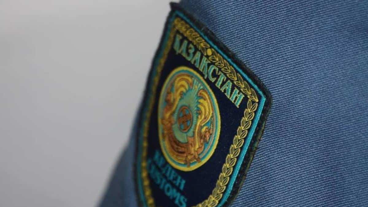 Выбрасывают вещи на землю и держат машины до 10 дней – швейники пожаловались на таможенников Казахстана