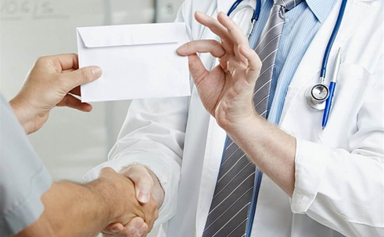 ГКНБ пресек незаконную деятельность медицинской лаборатории — подкупали медиков