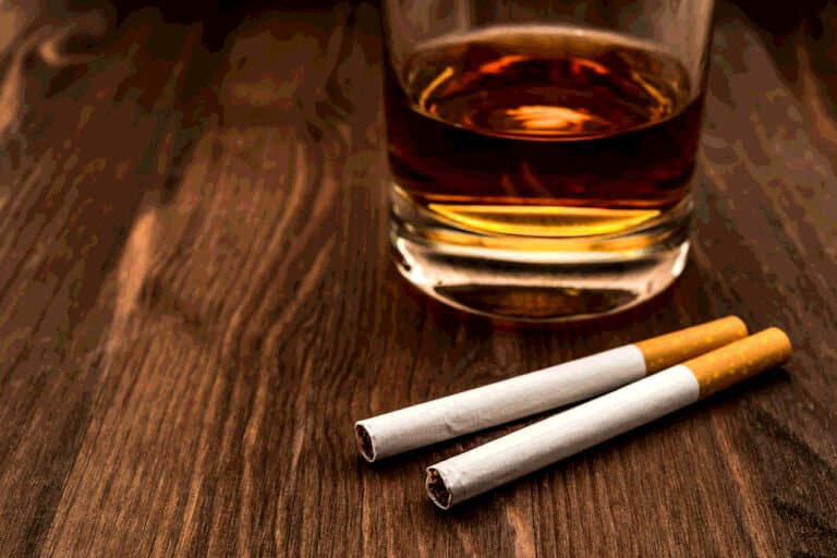 Власти ввели запрет на оборот немаркированного алкоголя и сигарет