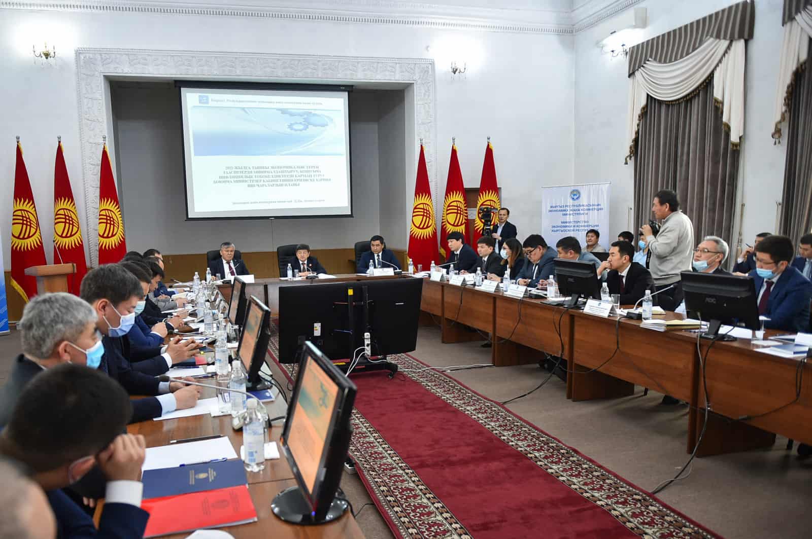 Акылбек Жапаров провел совещание по выработке антикризисных мер