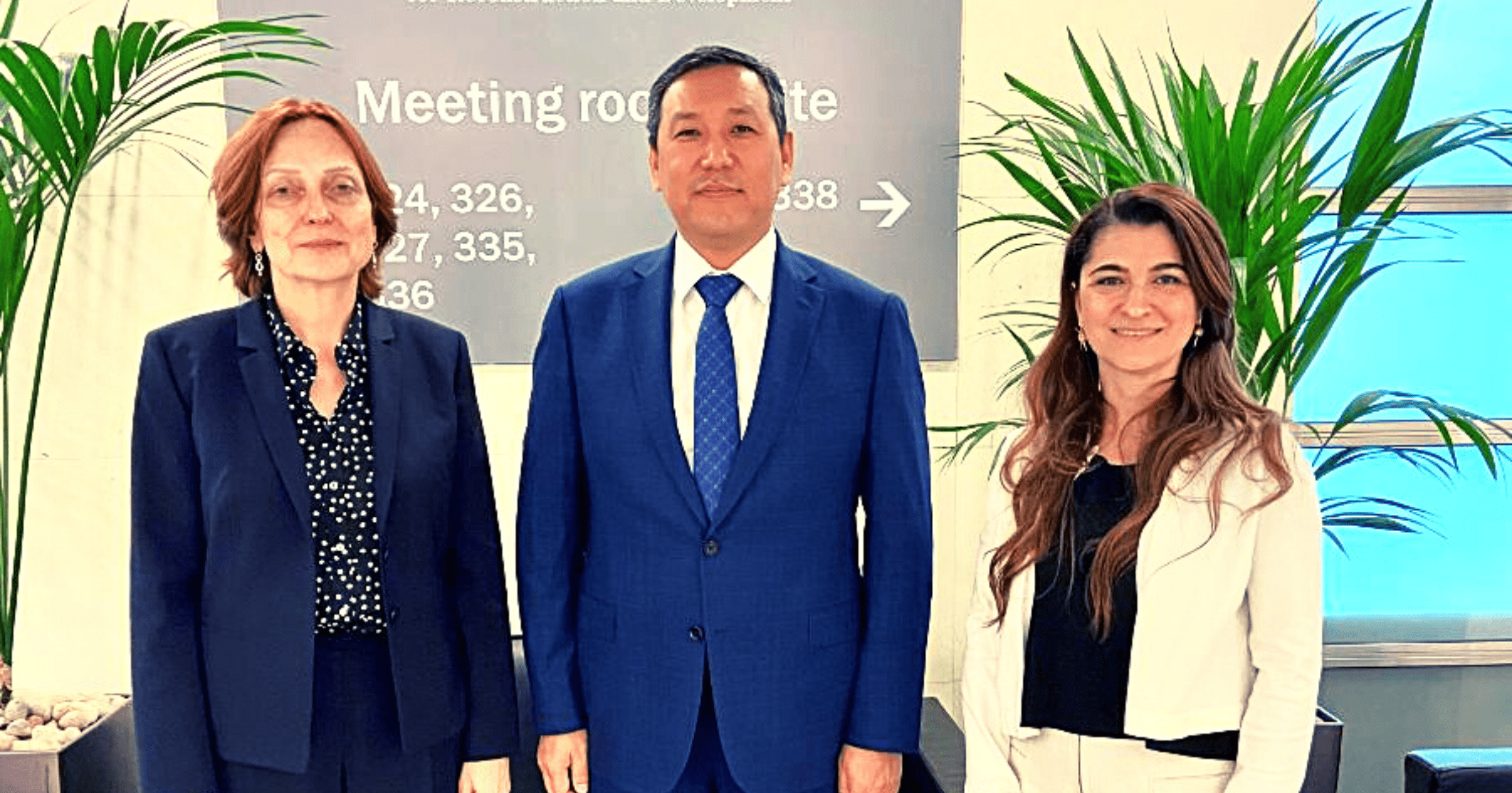 Кредиты на автобусы и ГЭС обсудили посол КР в Великобритании и руководство ЕБРР