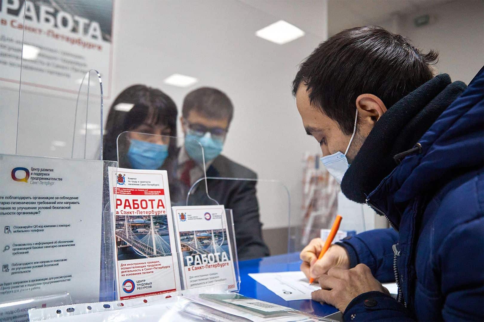 Трудовые мигранты смогут получать консультации более оперативно — USAID передал оборудование для «горячей линии»