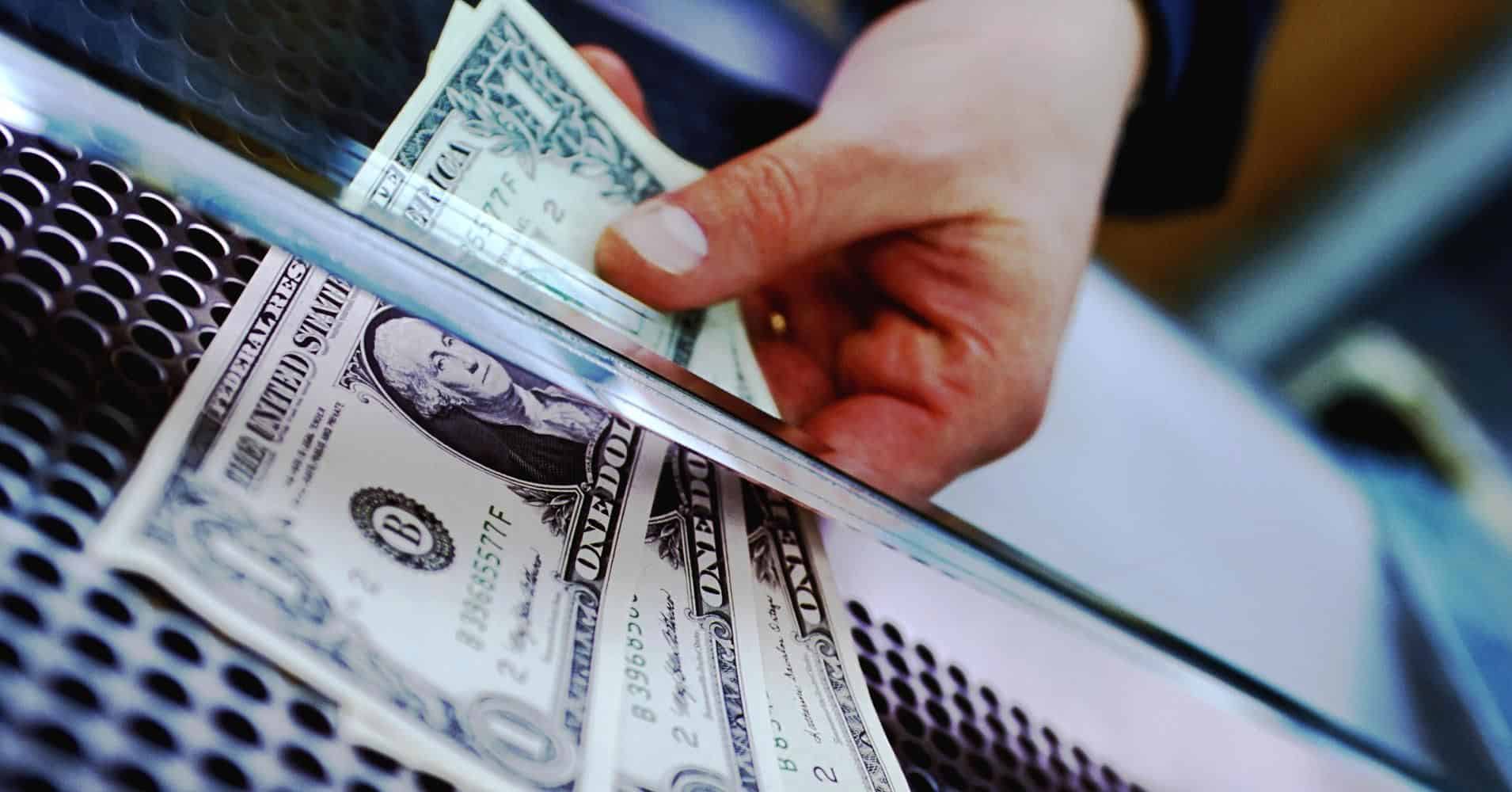 $2.7 млрд перевели кыргызстанцы на Родину в 2022 году — чаще всего из России, США и Турции