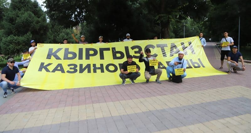 Возле Дома правительства снова митингуют против открытия казино