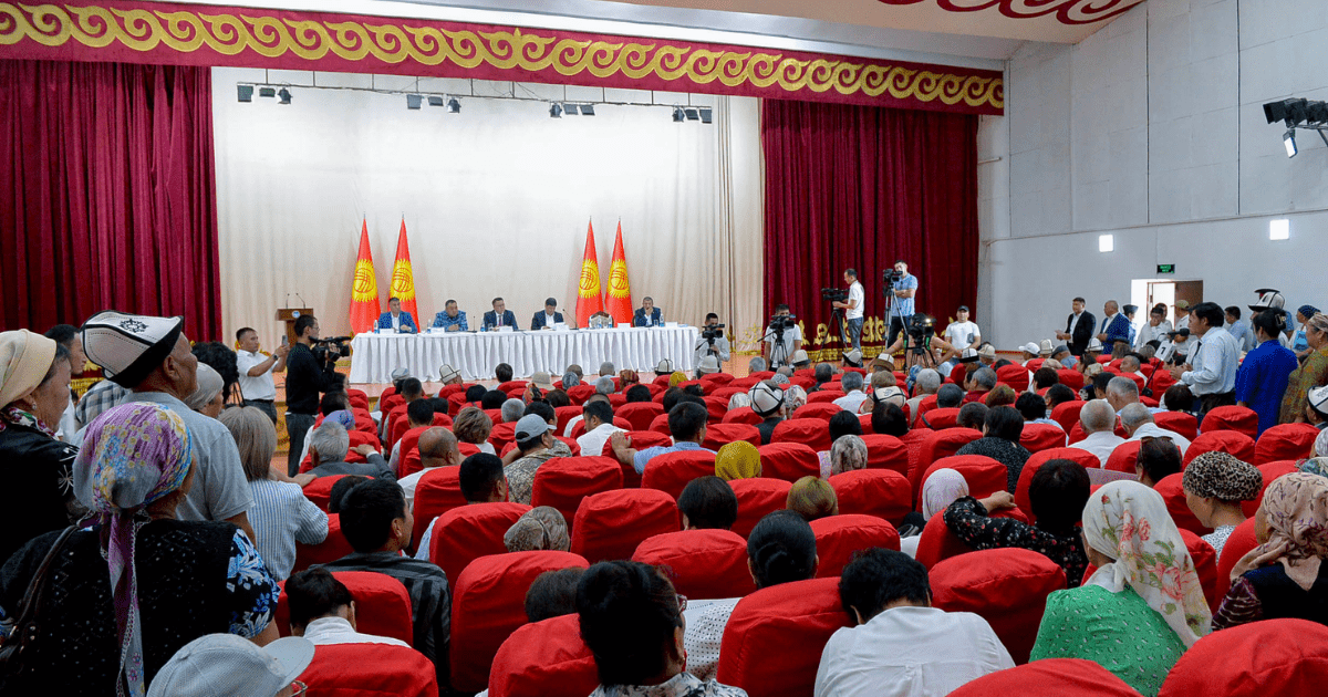 Замглавы кабмина, генпрокурор и глава МВД встретились с жителями Токтогульского района