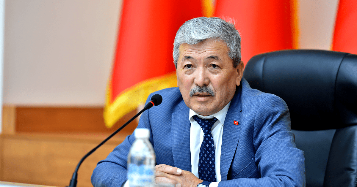 Замглавы кабмина Адылбек Касымалиев поручил внедрить безналичный расчет во всех учреждениях страны