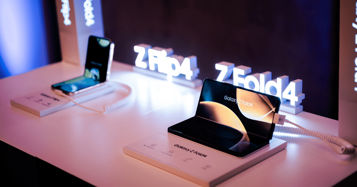 Бишкекские журналисты протестировали новые инновационные складные смартфоны Samsung Galaxy Fold & Flip 4