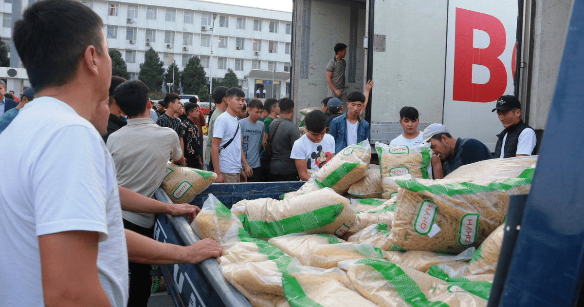 Штаб Оша и Ошской области отправил 100 тонн гуманитарного груза. ФОТО