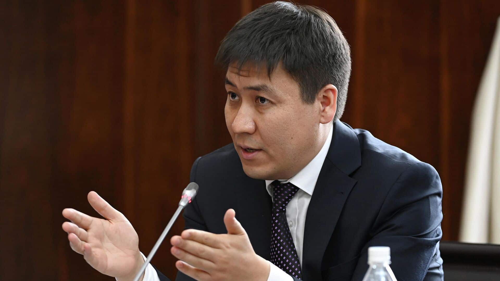 Президент снял с должности министра образования Алмазбека Бейшеналиева