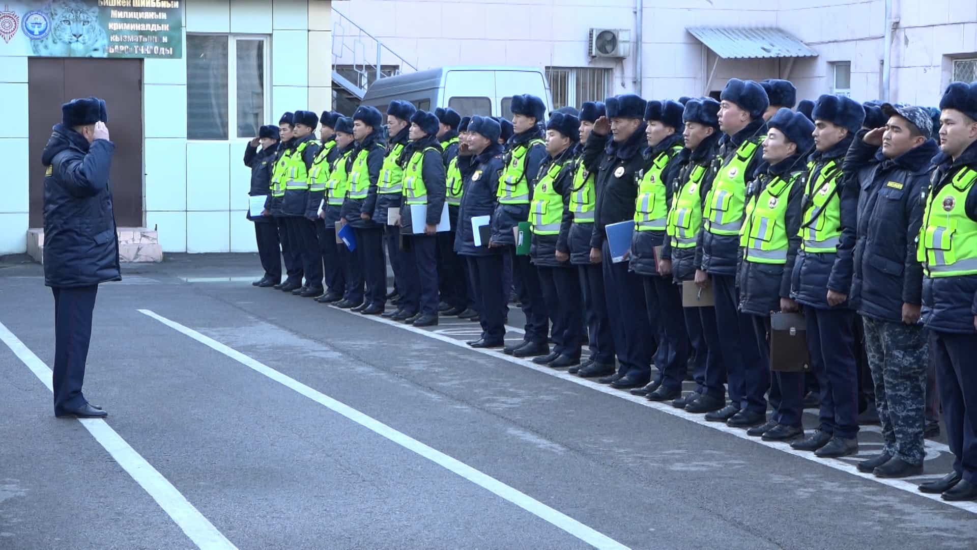 Надбавки в 20-30 тысяч сомов выплатили почти всем сотрудникам МВД