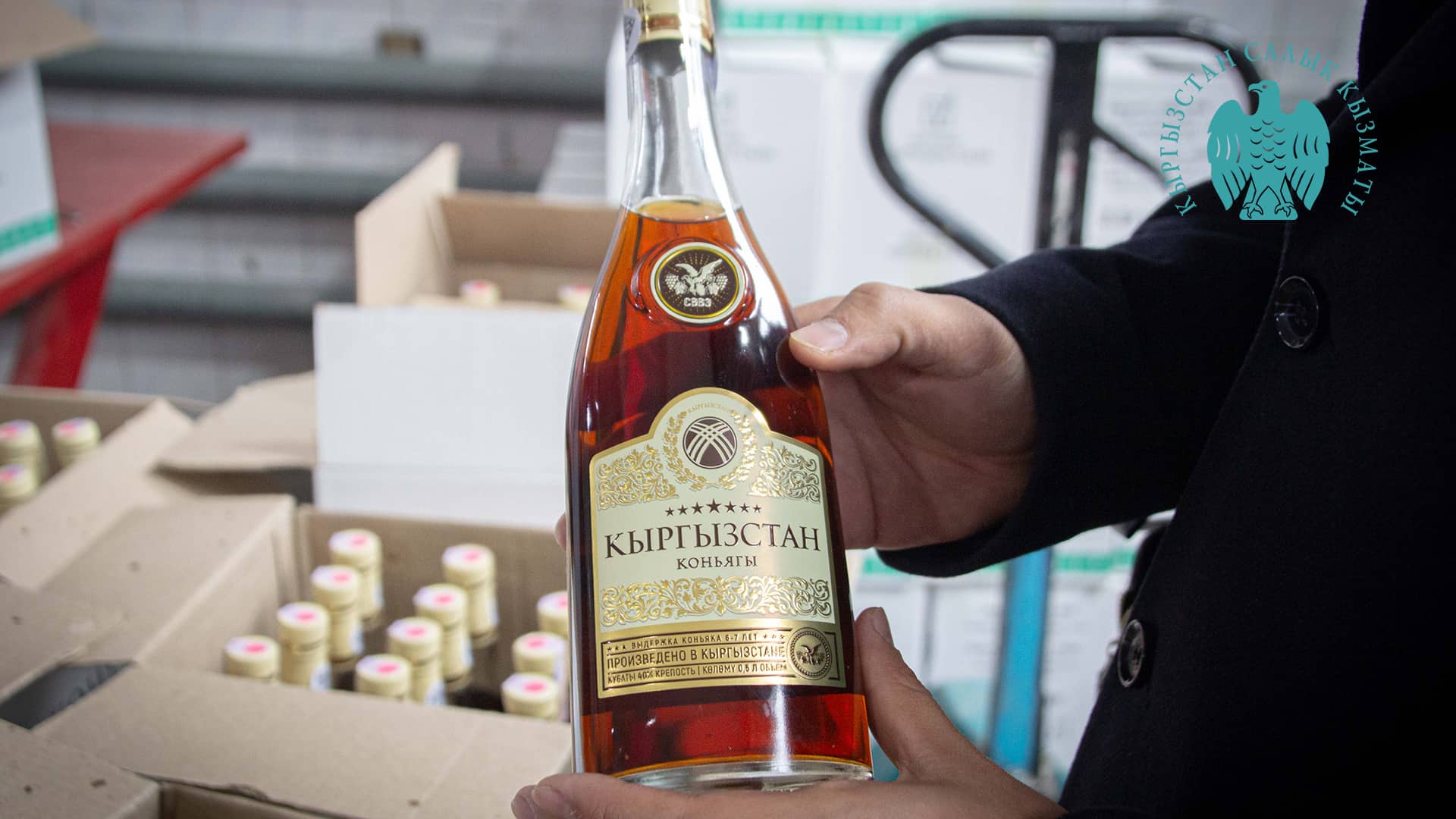 «Столичный вино-водочный завод» уклонялся от уплаты налогов — на бутылки 0.7 литра клеил акцизные марки на 0.25 литра