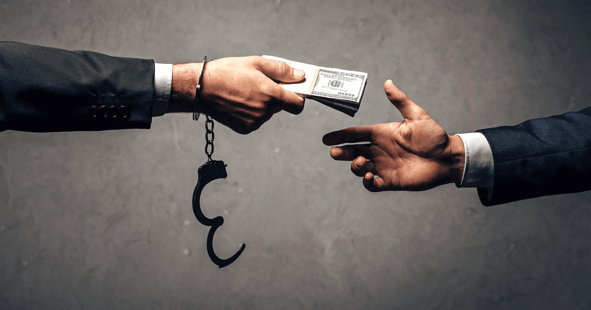 В Ошском горуправлении образования под видом зарплаты присвоили почти 2 млн сомов