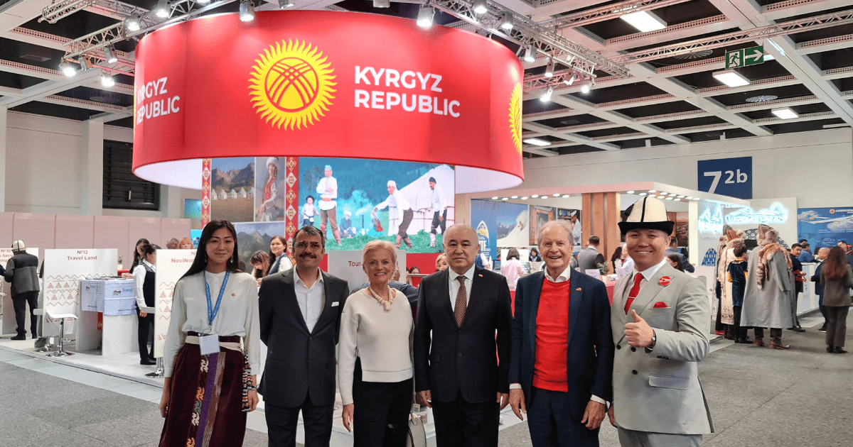 Яркий, красный — павильон Кыргызстана на туристической выставке в Германии виден издалека