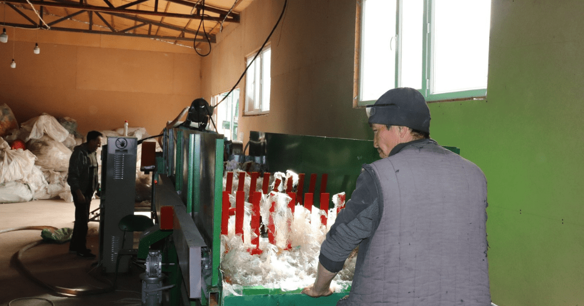 В Ак-Суйском районе построили завод по пререработке пластика