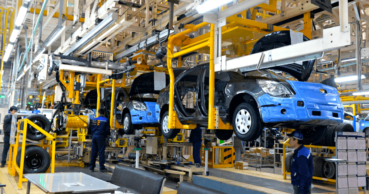 Садыр Жапаров подписал соглашение о совместном производстве машин с Узбекистаном