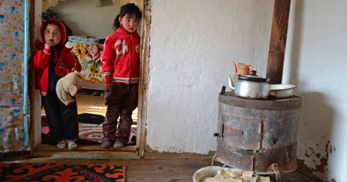 Дом бедной семьи. Бедная семья. Киргизия нищета. Кыргызстан бедность. Нищие в Казахстане.